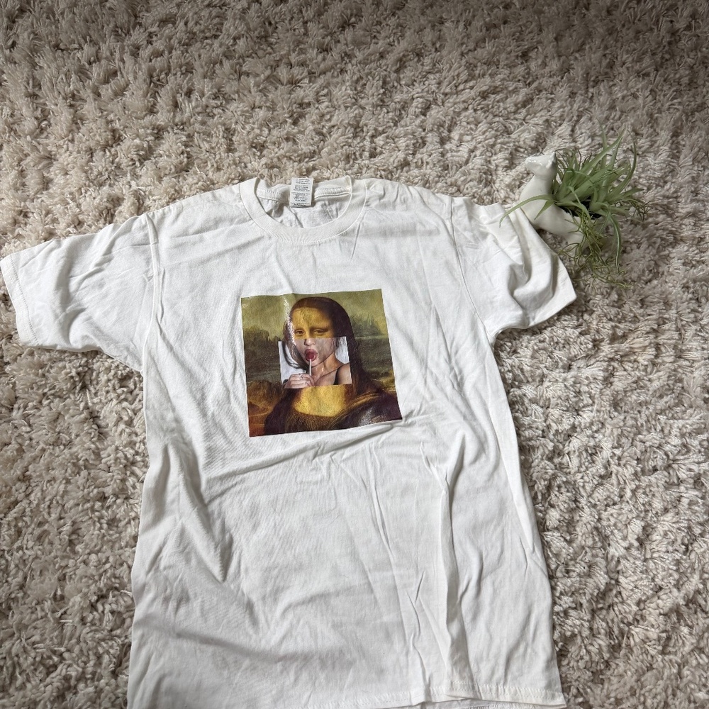 Classic Gildan mona Lisa, funny, streetwear street style, graphic White Cotton T